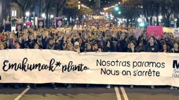 Decenas de miles de mujeres en la manifestación de Bilbao. Foto: EFE