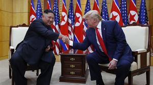 Trump y Kim Jong-un mantienen un amistoso encuentro en la frontera intercoreana Trump y Kim Jong-un mantienen un amistoso encuentro en la frontera intercoreana