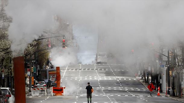 Imagen de una persona en Nueva York, epicentro de la epidemia. Foto: EFE