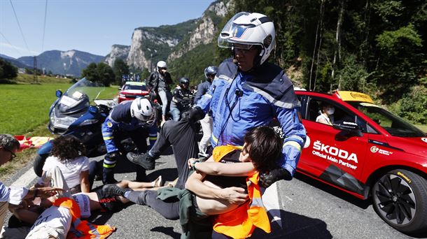 La Policiá francesa desaloja a los integrantes de la protesta. Foto: EFE