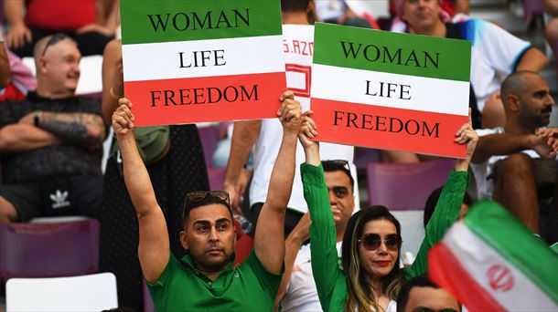 Aficionados iraníes protestando. Foto: EFE