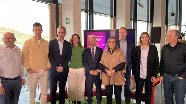 Los tres ponentes, junto a representantes de EITB, Elkargi y las asociaciones de productoras vascas
