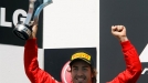 G.P. Europa: Fernando Alonso celebra el segundo puesto obtenido en el circuito urbano de Valencia. Foto: EFE title=