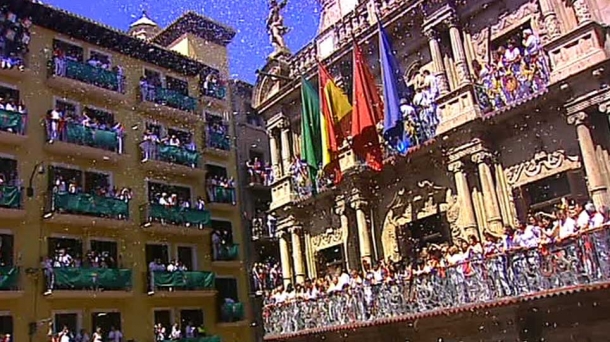 Imagen de la balconada tras el txupinazo. EITB