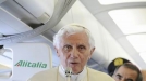 El Papa da un discurso antes de salir del avión a los periodistas que le acompañan en el viaje. Foto: EFE title=