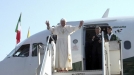 El Papa saluda a su llegada a Madrid. Foto: EFE title=