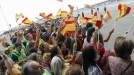 La gente abarrota Barajas ante la llegada del Papa. Foto: EFE title=