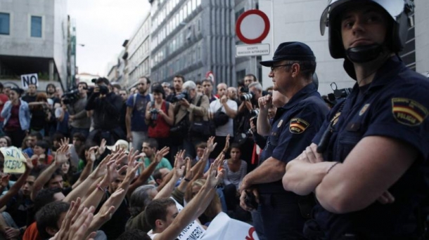 Des Indignés réclament une ''vraie démocratie'' face au Congrès des députés à Madrid. Photo: EFE