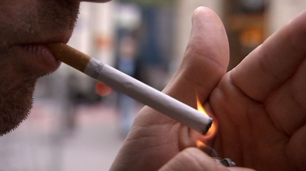 Galicia prohibirá fumar por la calle si no hay distancia de seguridad.