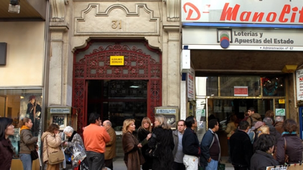 Gente esperando a comprar lotería en la administración Doña Manolita. Foto de Cincodias.com