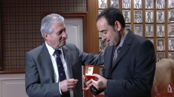 Iturralde González recibe la insignia de oro. Foto: EITB