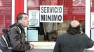 Dos personas en una ventanilla de la estación central de autobuses de Bilbao, que está con servicios mínimos por la huelga general. title=