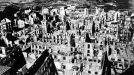 Imagen aérea tomada tras el bombardeo que muestra una Gernika destruida. Foto: Museo de la Paz de Gernika title=