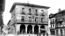 Imagen del ayuntamiento de Gernika antes del bombardeo. Foto: Museo de la Paz de title=