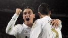 Özil y Cristiano Ronaldo celebran el segundo gol. Foto: EFE title=