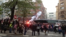 Aficionados rojiblancos acompañan al autobús del Athletic.  title=