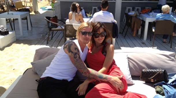 Guti y Romina Belluscio, en Ibiza, en una foto publicada por la presentadora en Twitter.