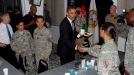 2008/07. Obama, Afganistanen dauden AEBetako tropei eginiko bisitan. Argazkia: EFE title=