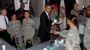 07/2008. Obama visita las tropas de EE.UU. en Afganistán. Foto: EFE