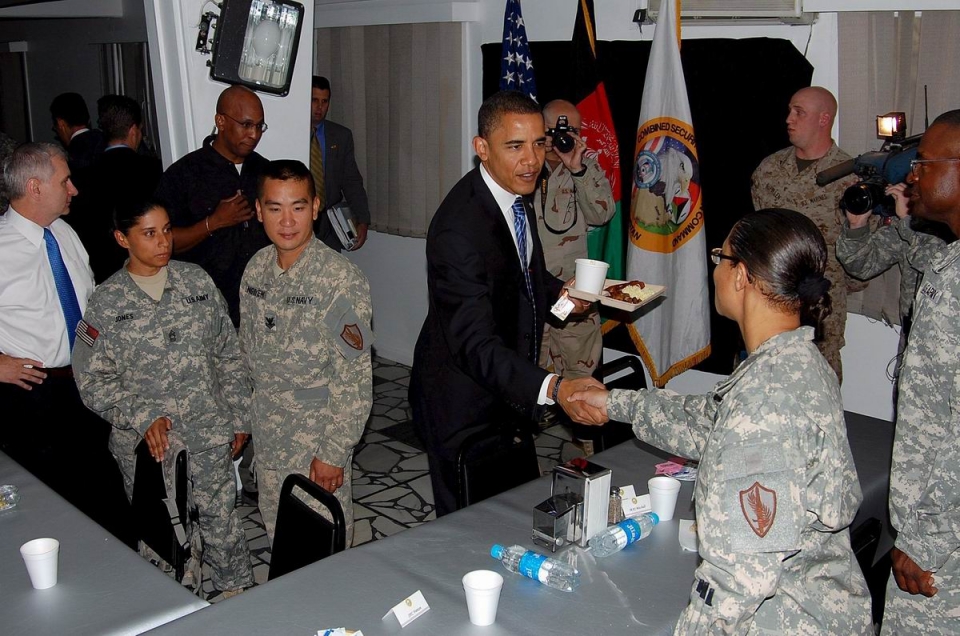 2008/07. Obama, Afganistanen dauden AEBetako tropei eginiko bisitan. Argazkia: EFE