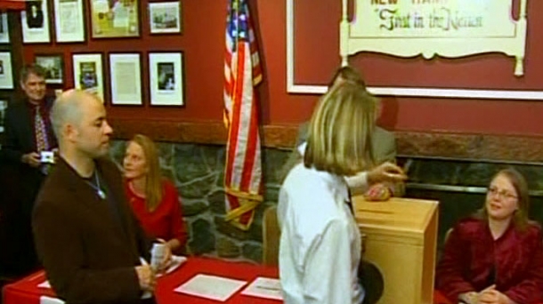 Una ciudadana ejerce su derecho a voto en New Hampshire en las elecciones de 2008. EITB