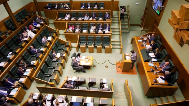 La mayoría absoluta en el Parlamento Vasco se conforma con 38 votos. Foto: EFE