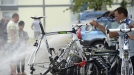 El mecánico del Movistar limpia una bicicleta. EFE title=