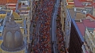 Vista aerea de la Gran Vía de Madrid cuando pasa el autobús de los campeones de la Eurocopa. Foto: EFE title=