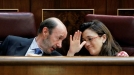 Rubalcaba y Soraya Rodríguez comentan las medidas. (Foto: EFE) title=