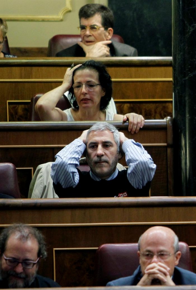 Gaspar LLamazares, de IU, se echa las manos a la cabeza. (Foto: EFE)