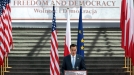 Mitt Romney pronuncia un discurso en la universidad de Varsovia, Polonia. Foto: EFE title=