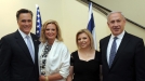 De izquierda a derecha: Mitt Romney, Ann Lois Romney, Sara Netanyahu y el Primer Ministro israelí, Benjamin Netanyahu. Foto: EFE title=