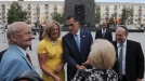 Mitt Romney, junto a su mujer Ann, conversa con el rabino jefe de Polonia. Foto: EFE title=