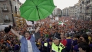 Celedón levanta su paraguas verde. Foto: EFE title=