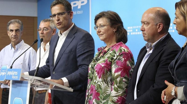 El presidente del PP vasco Antonio Basagoiti junto a la ejecutiva del partido.