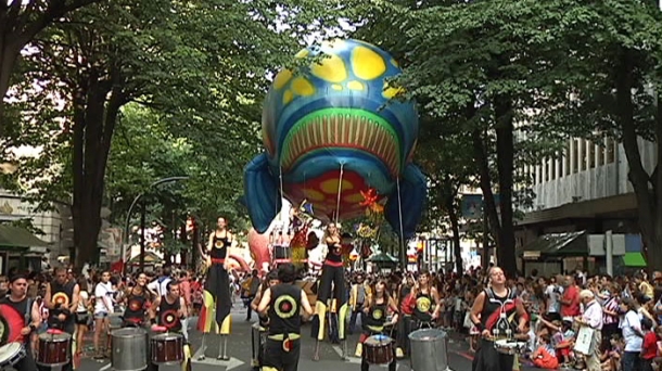 El desfile de La Ballena viste de colores Bilbao