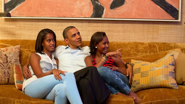 Barack Obama siguió junto a sus hijas el discurso de Michelle, su mujer. Foto: Twitter