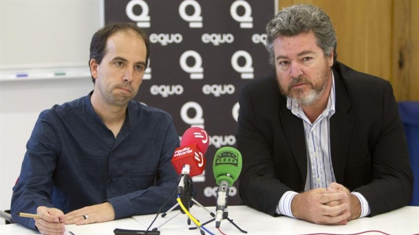 El portavoz de Equo, Juantxo López de Uralde (d), y el candidato a lehendakari, Aitor Urresti. EFE