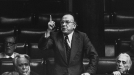 Santiago Carrillo Diputatuen Kongresuan 1977an. Bere alboan Dolores Ibarruru eta Ignacio Gallego. title=