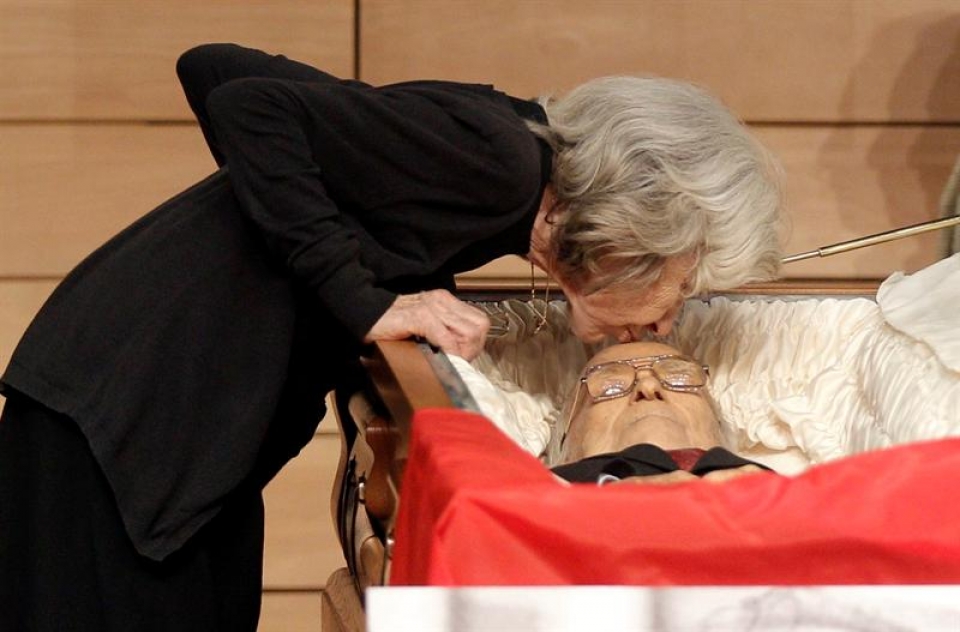 Carmen Menéndez besa a Santiago Carrillo. Foto: EFE