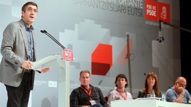Patxi López propone debatir en el Parlamento la reforma fiscal