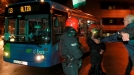 Agentes de la Ertzaintza controlan un piquete informativo en las cocheras de los autobuses municipales de San Sebastián. (Foto: EFE) title=