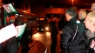 Agentes de la Ertzaintza controlan un piquete informativo en las cocheras de los autobuses municipales de San Sebastián title=