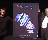Nestor Basterretxea firma el cartel de la Azoka de Durango 2012