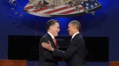 Barack Obama y Mitt Romney se saludan antes del debate. Foto: EFEFoto: EFE title=