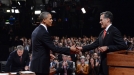 Barack Obama y Mitt Romney se saludan antes del debate. Foto: EFE title=
