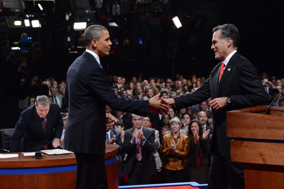 Barack Obama y Mitt Romney se saludan antes del debate. Foto: EFE