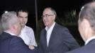 Gorka Maneiro y José Navas saludan a Alberto Surio. Foto: EITB title=
