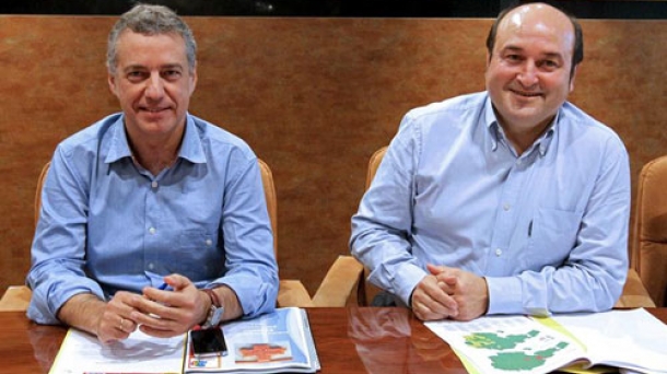 El candidato a lehendakari del PNV, Iñigo Urkullu, junto al miembro de la ejecutiva Andoni Ortuzar