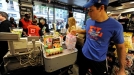 Los neoyorkinos se abastecen de alimentos. (Foto: EFE) title=